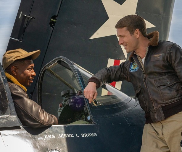 De vriendschap van Jonathan Majors en Glen Powell komt onder druk te staan in Devotion