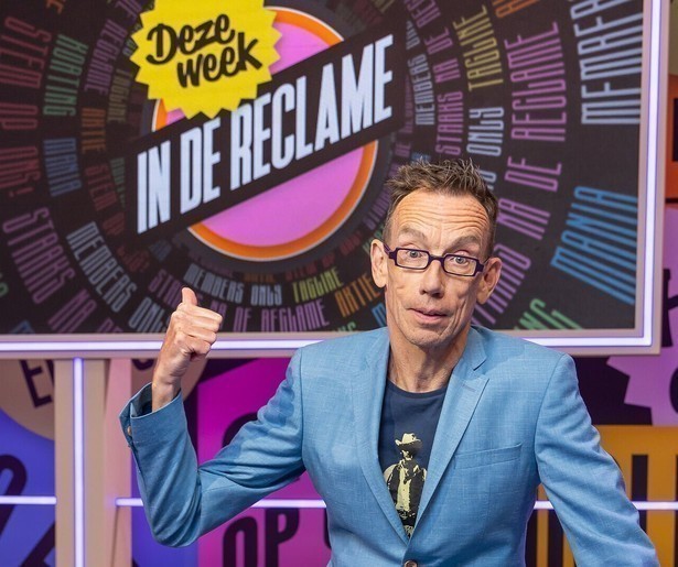 Dolf Jansen van start met zevendelige komische panelshow Deze Week in de Reclame