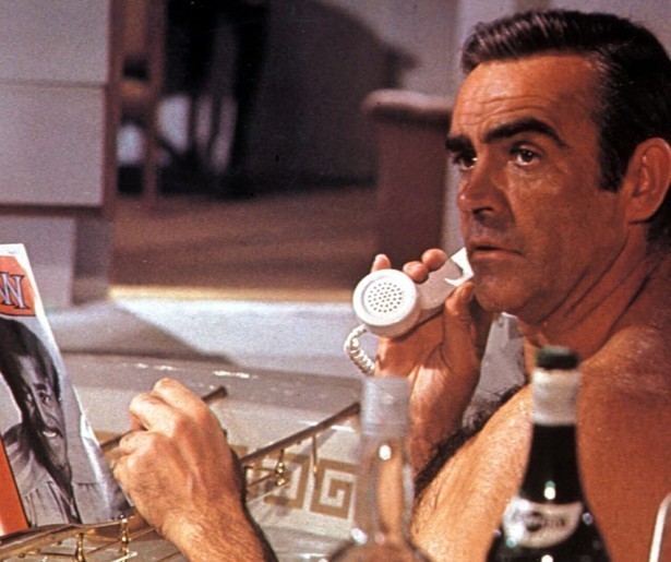 Sean Connery gaat undercover als smokkelaar in James Bond-film Diamonds Are Forever
