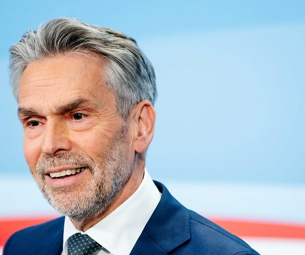 Dick Schoof opent Bevrijdingsdag 2025 door het ontsteken van het bevrijdingsvuur