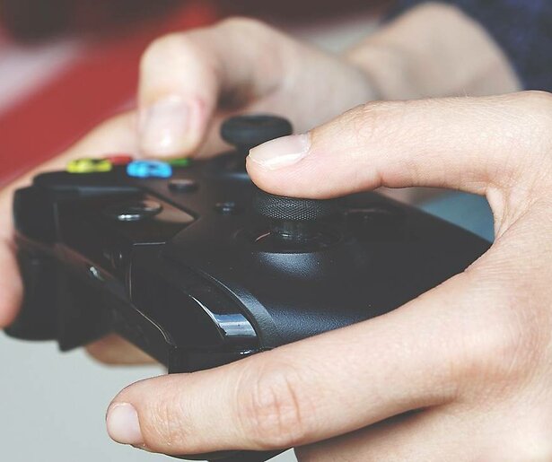 Digitale ontspanning na een drukke werkdag: wat kijken en wat spelen?