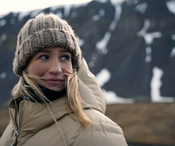 Dionne Stax ploetert door de sneeuw voor opnames Het Hoge Noorden