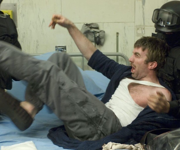 Sharlto Copley moet het opnemen tegen een aantal buitenaardse wezens in District 9
