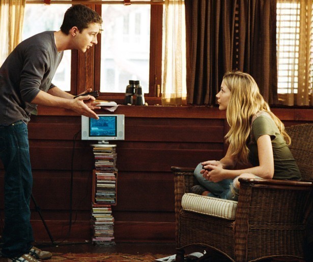 Shia LaBeouf verdenkt zijn buurman van moord in Disturbia