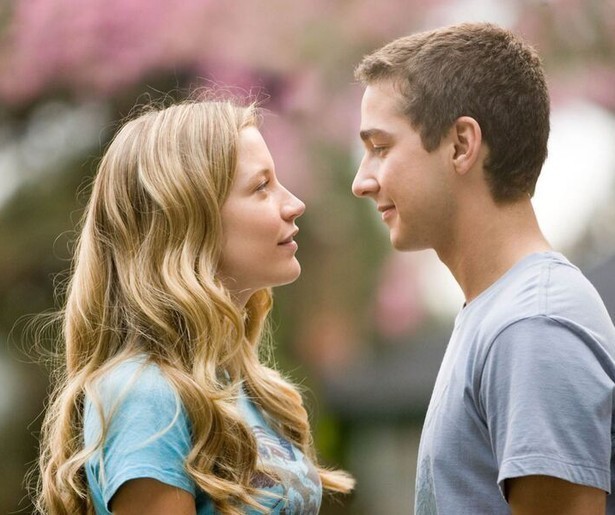 Shia LaBeouf vertrouwt zijn buurman voor geen cent in Disturbia