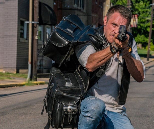 Guy Pierce grijpt naar zijn wapen in actiethriller Disturbing the Peace