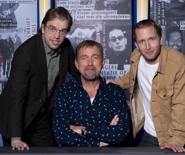 Cabaretier en atleet aan de desk van Dit Was het Nieuws