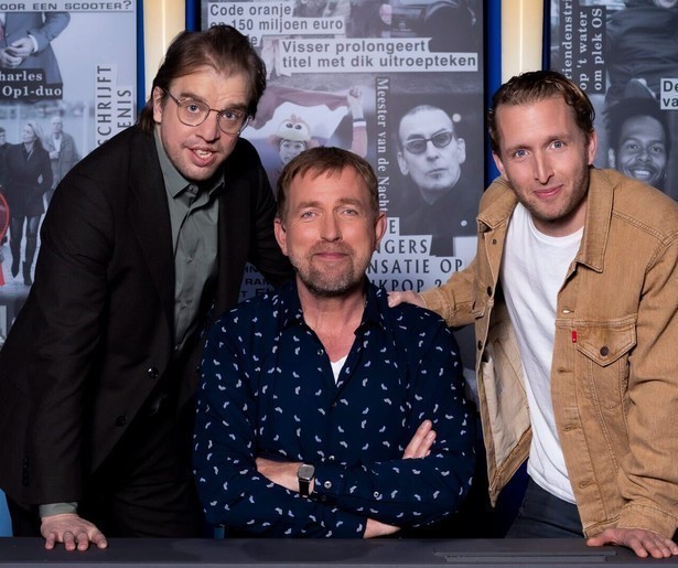 Harm Edens opent de Dit Was het Nieuws-deuren voor Henry van Loon en Mandy Woelkens