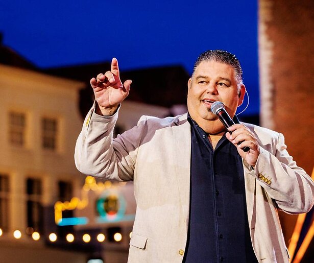 Paraplu's nodig bij opnames Muziekfeest op het Plein