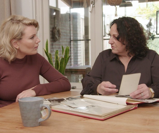Jolanda zit vol vragen over haar afkomst in nieuwe aflevering DNA Onbekend