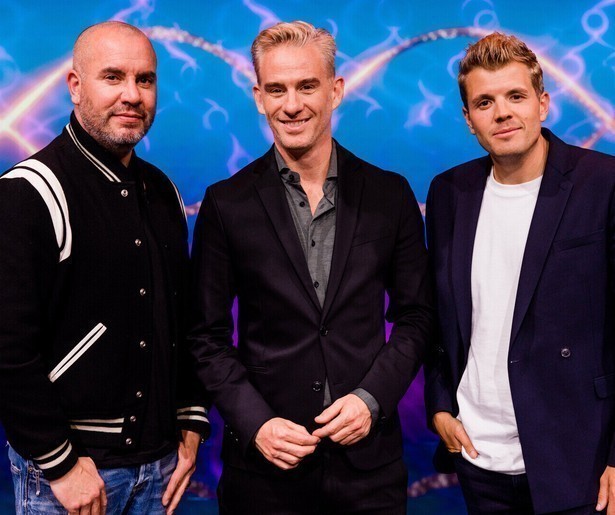 De teamcaptains krijgen hulp van Mischa Blok en Howard Komproe in DNA Singers