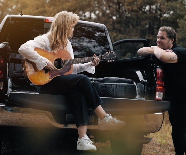 Frank Evenblij en Ilse DeLange zoeken uit waarom iedereen van Dolly Parton houdt