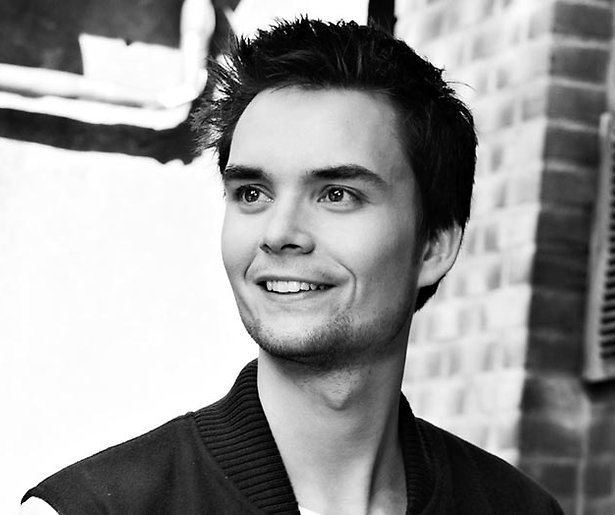 Domien gaat afkicken en levert mobiel in