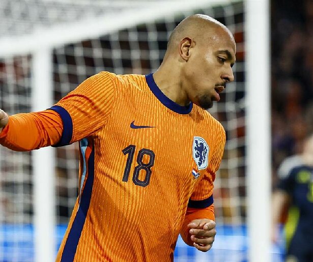 Donyell Malen maakt zijn opwachting in Tiki Taka Touzani op NPO3