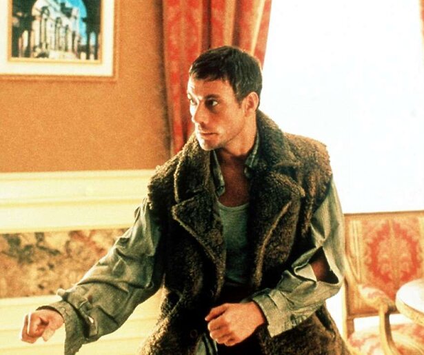 Jean-Claude Van Damme en Dennis Rodman hopen samen een terrorist te stoppen in Double Team