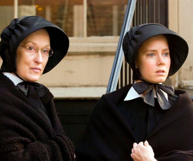 Zuster Meryl Streep vertrouwt de pastoor niet in dramafilm Doubt