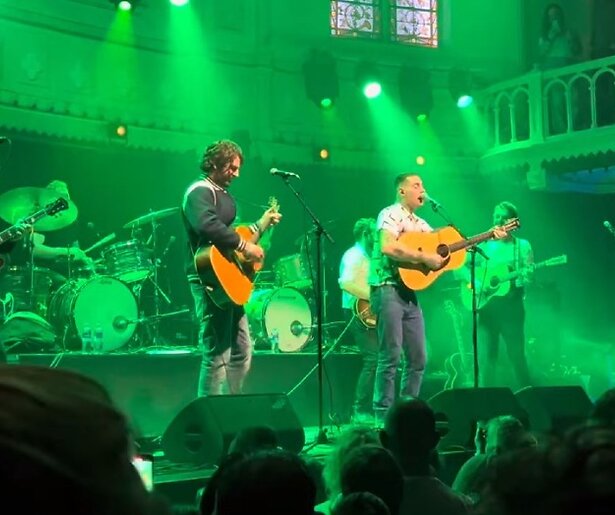Renze Klamer op podium tijdens concert Douwe Bob