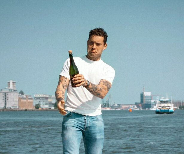 Douwe Bob zegt vaarwel tegen zijn woonboot in nieuwe aflevering Het Jaar van Douwe Bob