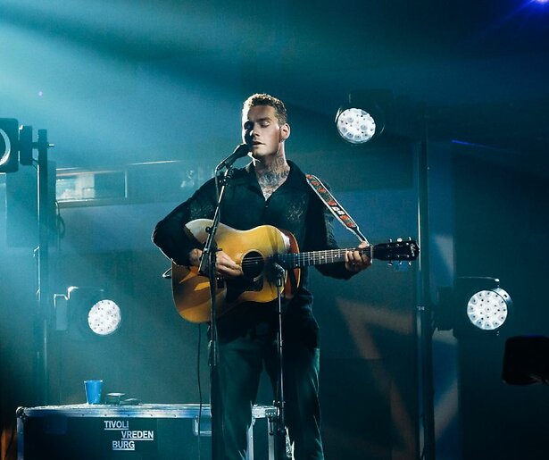 Douwe Bob en Sanne Hans zorgen voor een muzikale opening van De Top 2000