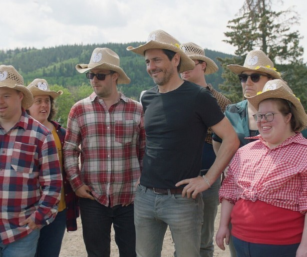 Dieter Coppens en zijn vrienden gaan linedancen, paardrijden en lassowerpen in Down the Road