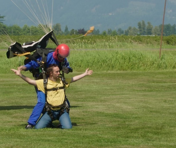 Dieter Coppens en zijn vrienden gaan parachutespringen in Down the Road