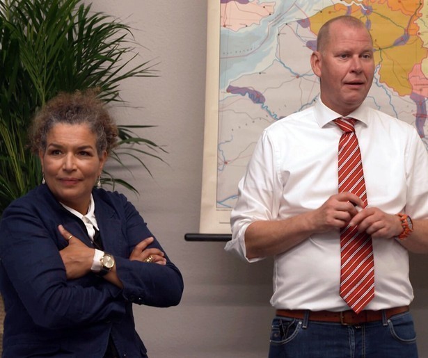 De leerlingen van Dream School krijgen kookles van de Surinaamse kok Rodje