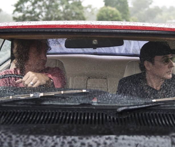 Een lesauto wordt ingezet bij een overval in Drive Hard