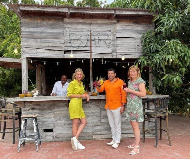 Dionne Stax gaat met Juan en Christina op huizenjacht op Curaçao in Droomhuis Gezocht