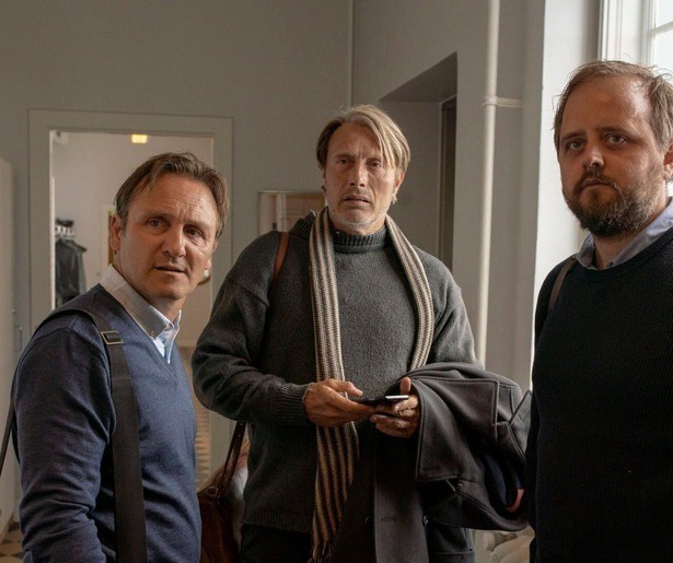 Is Mads Mikkelsen een betere leraar als hij aangeschoten is? Hij onderzoekt het in Druk