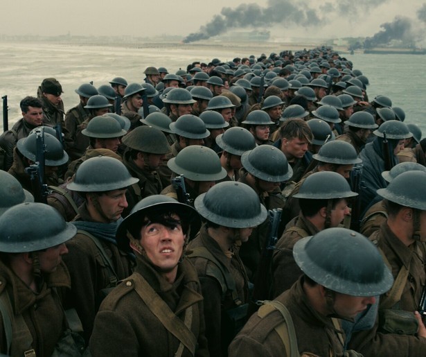 Tom Hardy vliegt boven Duinkerke in Dunkirk