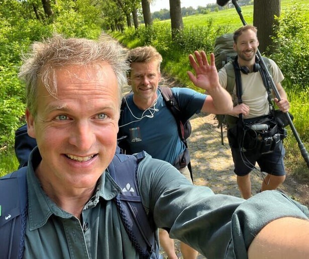 Arnout Hauben komt tijdens zijn wandeltocht in Dwars Door de Lage Landen een leeuw tegen