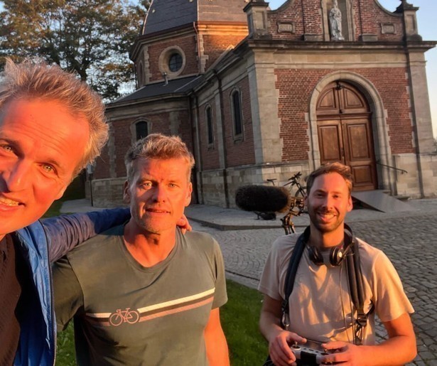 Fietsend over de Muur van Geraardsbergen in Dwars door de Lage Landen