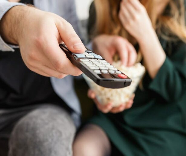 De dynamiek van nieuws en gids over televisieprogramma's en series