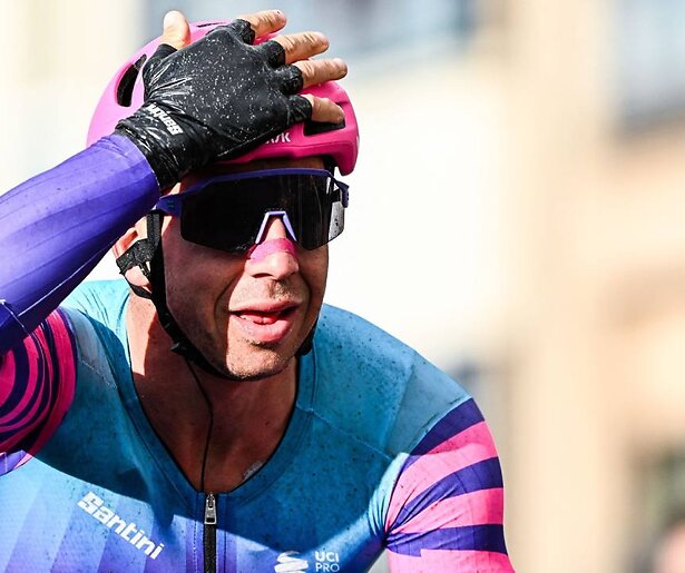 De Giro d'Italia-rijders proberen zo snel mogelijk Sofia te bereiken 