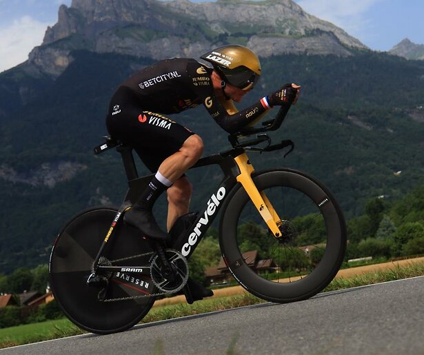 De Vuelta a España-renners mogen eindelijk verder op Spaanse bodem 