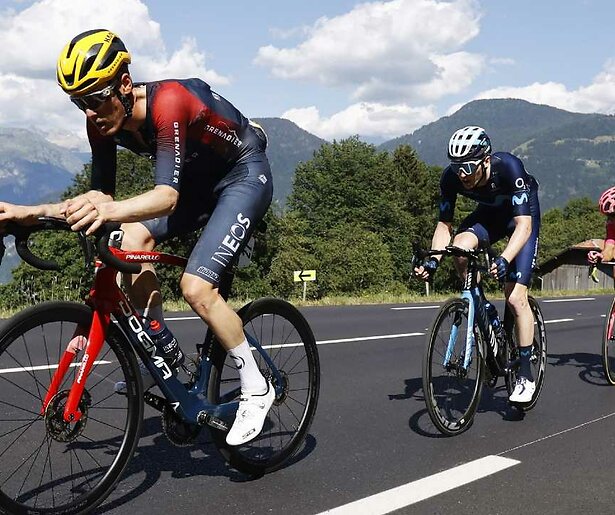 De wielrenners wagen zich aan de Côte de la Croix