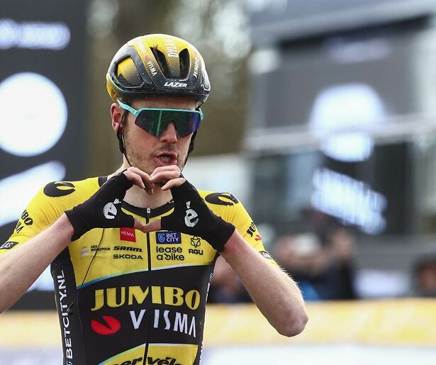 Dylan van Baarle gaat voor goud tijdens wielerkoers Parijs - Roubaix (m)
