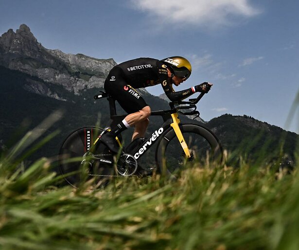 De renners van de Vuelta vervolgen hun weg van het Italiaanse Susa naar het Franse Voiron