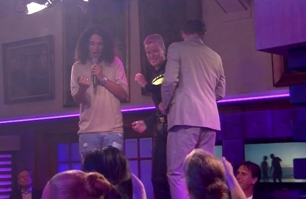 Videosnack: Ellie Lust danst op de tafel in RTL Late Night