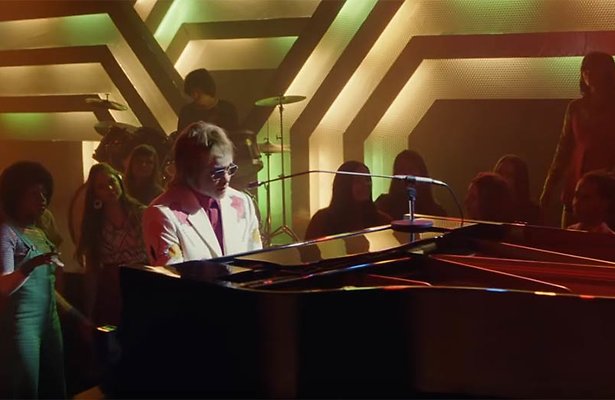 Elton John in 8 miljoen euro kostende kerstreclame Brits warenhuis