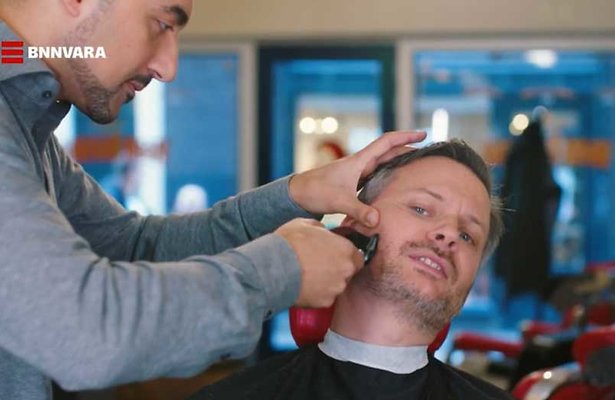 Kijk terug: Oeps, ‘Eus’ trimt baard Thomas Erdbrink te kort