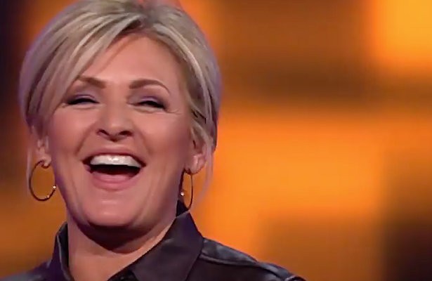 Grappige deelnemer Een Tegen 50 maakt iedereen aan het lachen