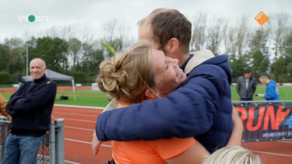 Gerdien over de streep na hardloopwedstrijd.