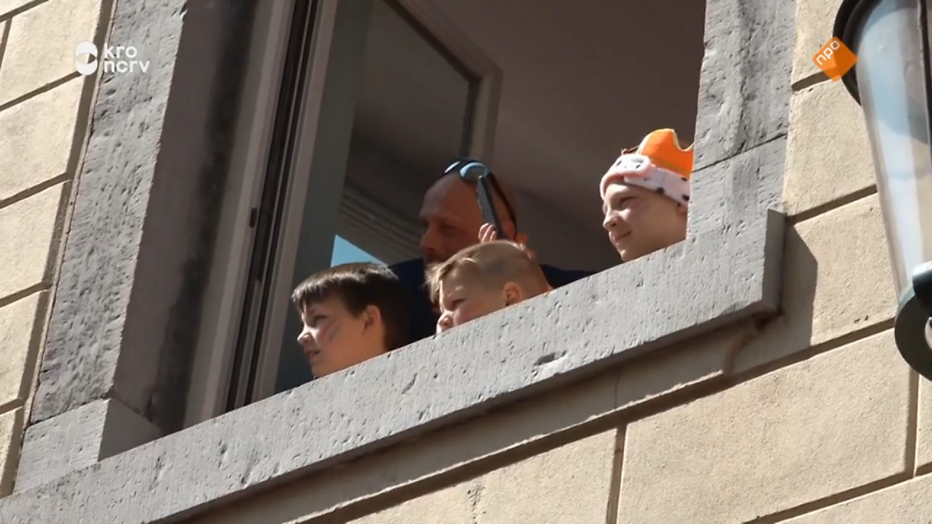 Familie Buddenbruck vangt een glimp op van de koning en koningin in Een Huis Vol. Familie Buddenbruck vangt een glimp op van de koning en koningin in Een Huis Vol.