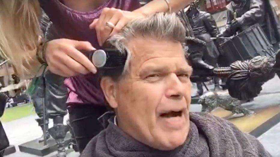 Vlogger Emile Ratelband scheert zich kaal voor meer views Vlogger Emile Ratelband scheert zich kaal voor meer views