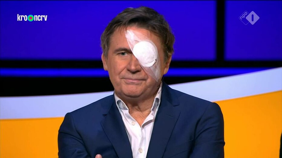 Slimste Mens-kandidaat Erik van Looy met afgeplakt oog in uitzending. Slimste Mens-kandidaat Erik van Looy met afgeplakt oog in uitzending.