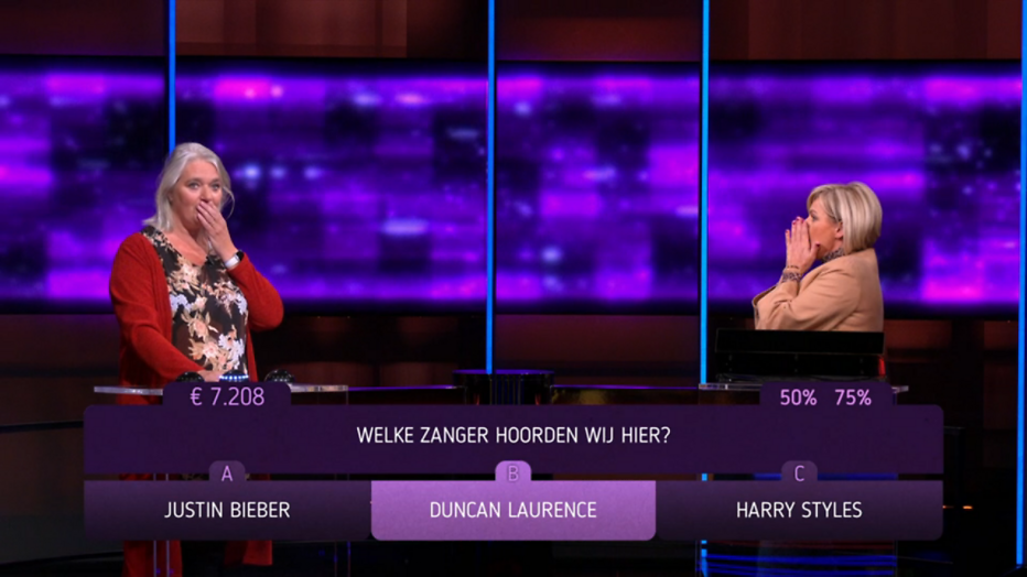 Hanneke drukt het verkeerde antwoord in. Hanneke drukt het verkeerde antwoord in.