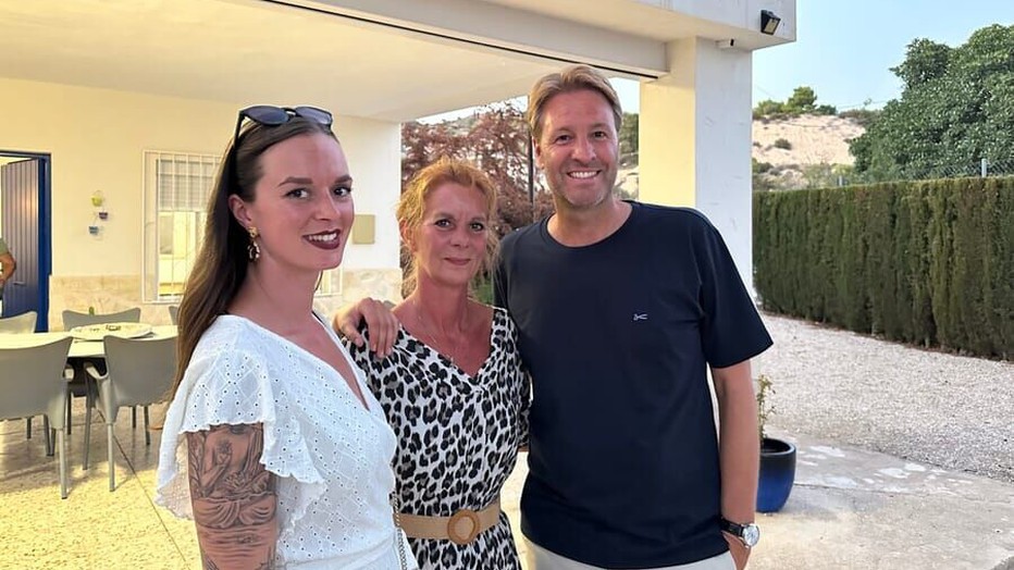 Viktor Brand met Esther en Chantalle voor Een Plek onder de Zon