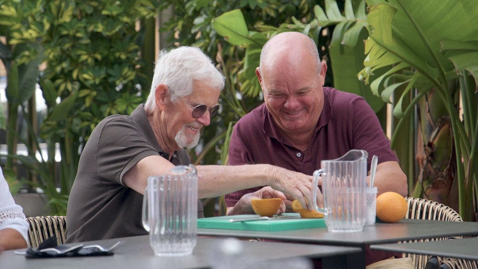 Paul de Leeuw met deelnemer Een Vergetelijk Mooie Reis
