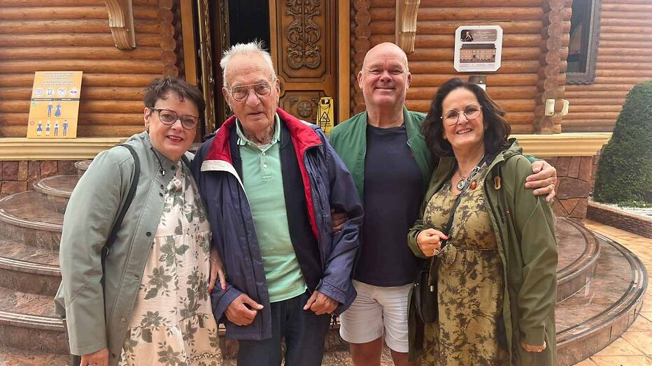 Paul de Leeuw met Bert en zijn dochters voor Een Vergetelijk Mooie Reis